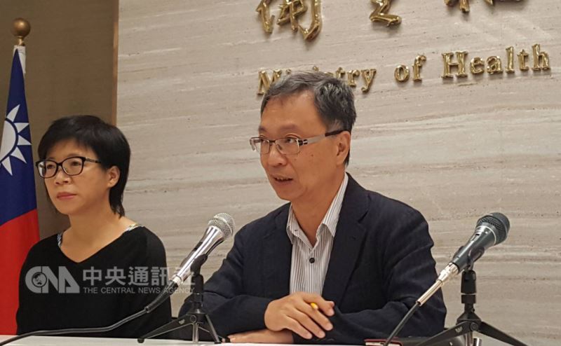 衛福部次長薛瑞元(右)14日上午在記者會表示,將派專家到台北醫院護理之家火場調查,釐清事發經過及應變是否有系統性問題,而非追究個人。中央社記者陳偉婷攝 107年8月14日