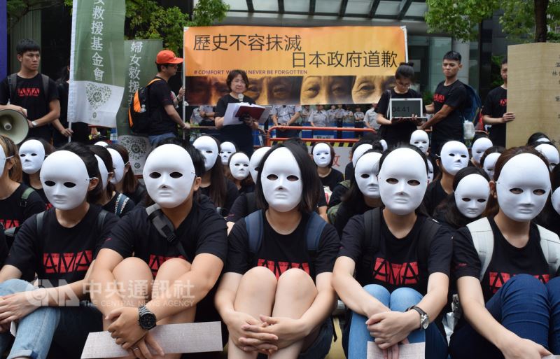 婦女救援基金會14日發起「814國際慰安婦紀念日」抗議行動,59名民眾臉上戴「沉默的白面具」,聚集在日本台灣交流協會前,代替無法出席的「慰安婦」阿嬤們靜坐抗議。中央社實習記者林慧詩攝 107年8月14日