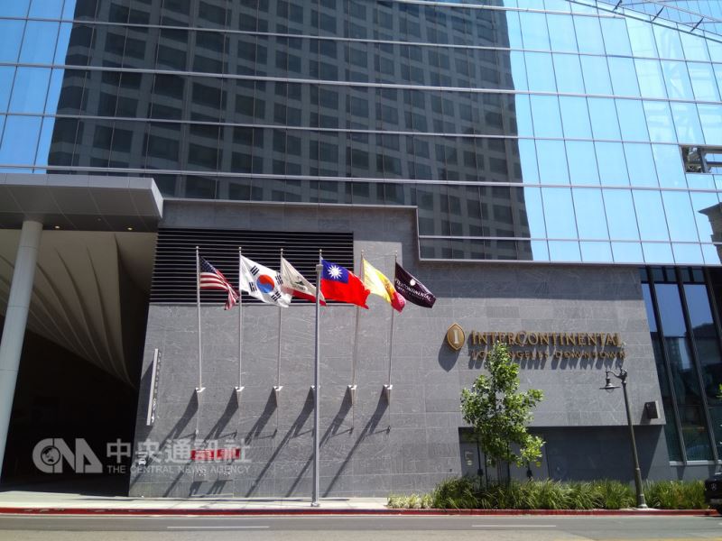 歡迎總統蔡英文及隨行訪團,蔡總統下榻的洲際飯店懸掛中華民國國旗,格外醒目。中央社記者曹宇帆攝 107年8月13日