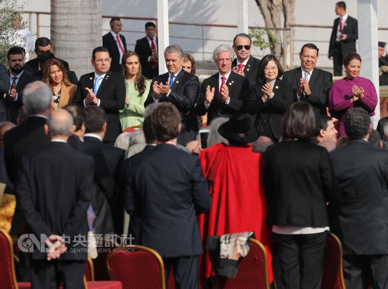 總統蔡英文(前排右)15日在巴拉圭總統府,出席巴拉圭總統阿布鐸(Mario Abdo Benitez)就職典禮,所有元首分坐在台上的兩側,蔡總統右手邊依序是烏拉圭總統瓦茲蓋斯(Tabare Vazquez)、哥倫比亞總統杜克(Ivan Duque)、瓜地馬拉總統莫拉雷斯(Jimmy Morales)。中央社記者裴禛亞松森攝 107年8月15日