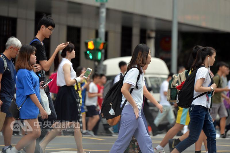 基本工資16日經9小時會議後,拍板從108年1月1日起,月薪調漲至新台幣2萬3100元,時薪150元。對此,勞方委員感到不滿,認為調幅太低,甚至一度退席抗議。圖為台北街頭午後民眾來往穿梭。中央社記者孫仲達攝 107年8月16日