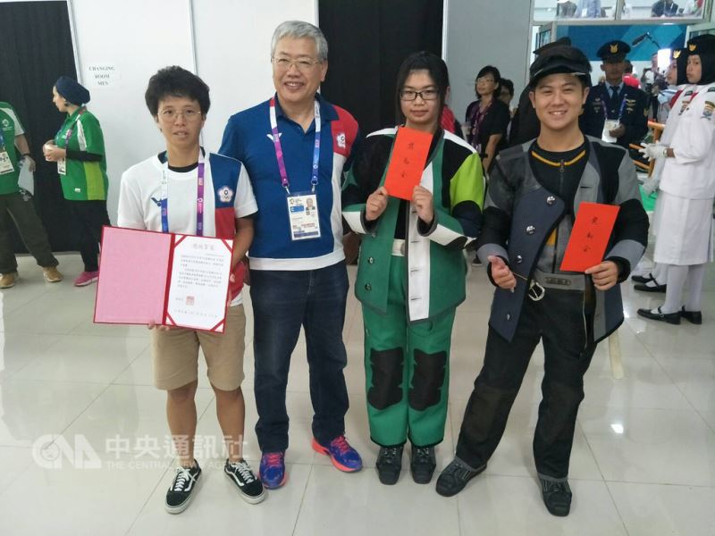 2018雅加達-巨港亞運射擊賽,台灣好手呂紹全(右起)、林穎欣組成的雙人組19日下午在10公尺空氣步槍決賽成功射下本屆亞運中華代表團第一金,賽後獲頒總統賀電及獎勵金。(中華奧會提供)中央社 107年8月19日