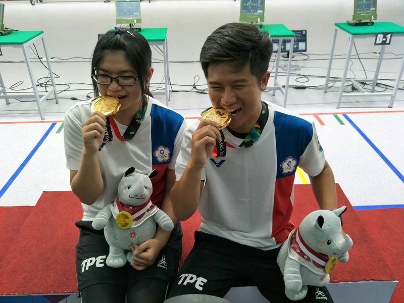 2018雅加達-巨港亞運射擊,19日下午進行10公尺空氣步槍決賽,由林穎欣(左)與呂紹全(右)組成的雙人組,決賽繳出494.1分奪金。(中華奧會提供)中央社 107年8月19日