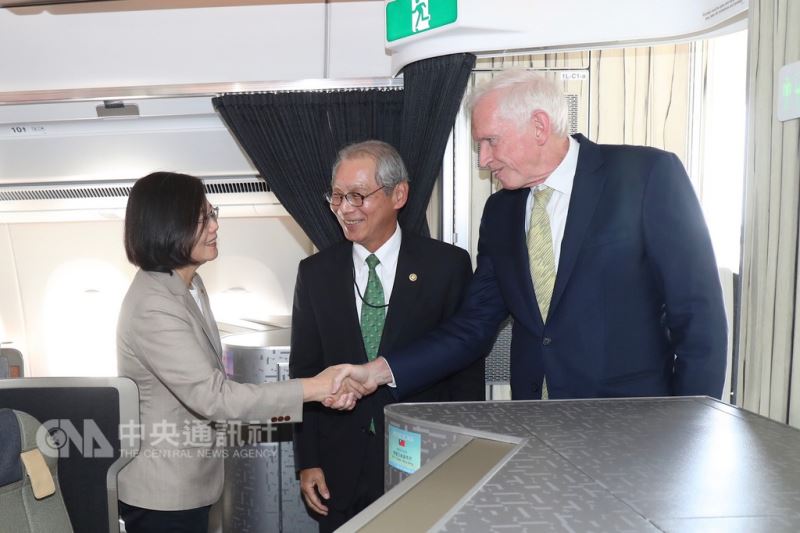 總統蔡英文(左)當地時間18日結束貝里斯出訪行程,下午抵達美國休士頓過境,美國在台協會(AIT)主席莫健(James F. Moriarty)(右)、駐美代表高碩泰(中)登機迎接。中央社記者裴禛休士頓攝 107年8月19日