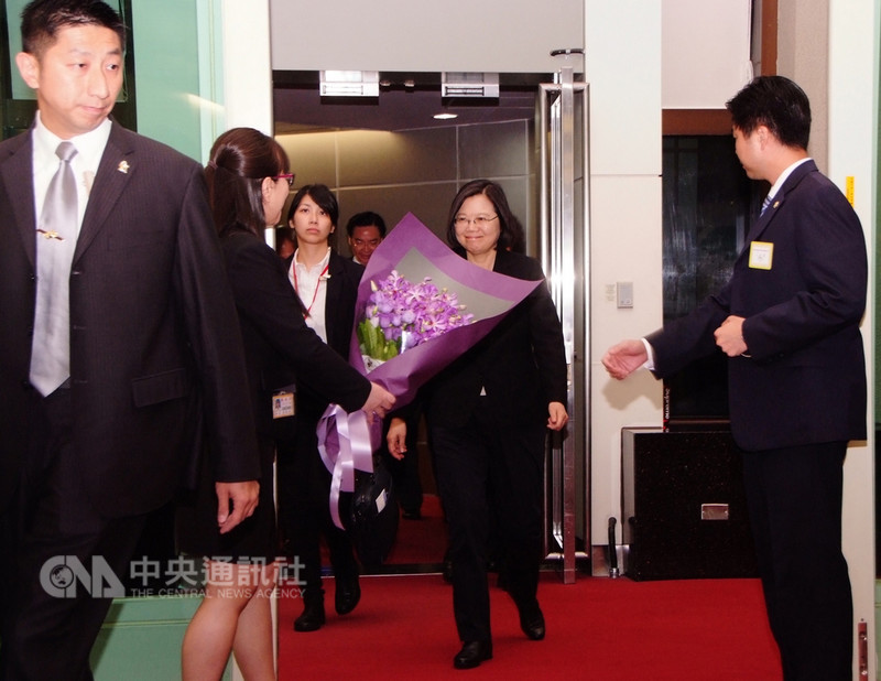 總統蔡英文(右2)12日到20日展開「同慶之旅」,出訪友邦巴拉圭和貝里斯,共計9天8夜,20日深夜返抵國門,在接過禮賓司獻花後隨即發表談話。中央社記者吳睿騏桃園機場攝 107年8月20日