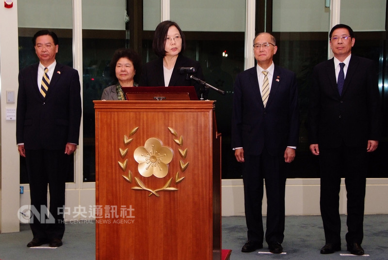 總統蔡英文(中)20日深夜結束同慶之旅9天8夜出訪行程返抵台灣,在機場發表談話時表示,走出去的路上即使受到打壓,也會以實際行動告訴國際社會,台灣不會因為壓力而屈服。中央社記者吳睿騏桃園機場攝 107年8月20日