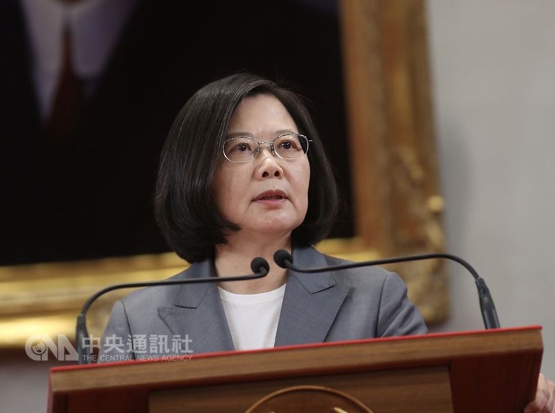 針對中華民國與中美洲邦交國薩爾瓦多斷交,總統蔡英文21日在總統府召開記者會表示,愈是打壓、愈要團結,愈是打壓、愈要走出去,「台灣不會因為壓力而屈服,我們會更團結、更堅強。」 中央社記者徐肇昌攝 107年8月21日