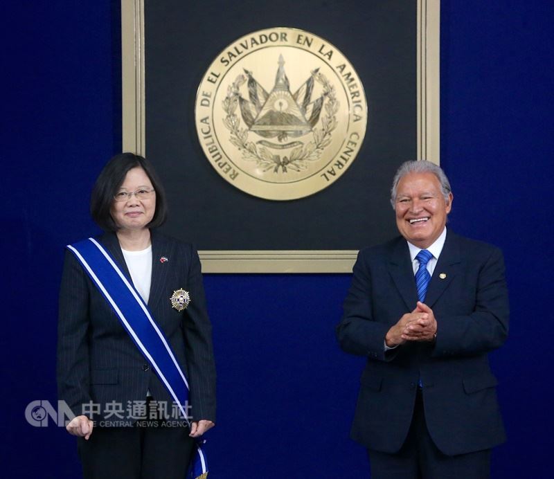 總統蔡英文(左)106年1月出訪中美洲友邦薩爾瓦多,與薩國總統桑契斯(Sanchez Ceren)會晤,並接受贈勳。(中央社檔案照片)
