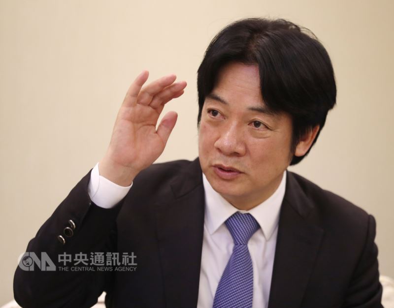 行政院長賴清德22日接受中央社專訪時表示,新課綱「只有含括,沒有排除」,台灣是多民族國家,希望未來孩子看待台灣歷史,是一個立體、完整的歷史,更有世界觀,「要了解歷史的複雜性,才能清楚看懂如今台灣在世界舞台上的多元角色」。中央社記者張皓安攝 107年8月22日
