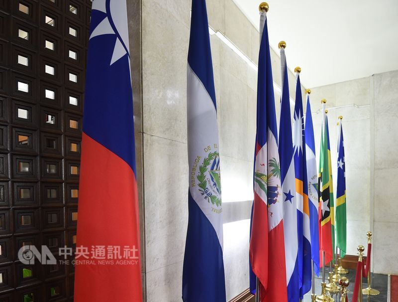 美國參議院外交委員會22日進行美國駐蘇利南、宏都拉斯與尼加拉瓜3個中南美洲國家大使提名人聽證會,會中多名參議員對薩爾瓦多日前與中華民國斷交,並隨即與中國建交表達關切,擔憂會出現骨牌效應。圖左2為薩爾瓦多國旗。(中央社檔案照片)