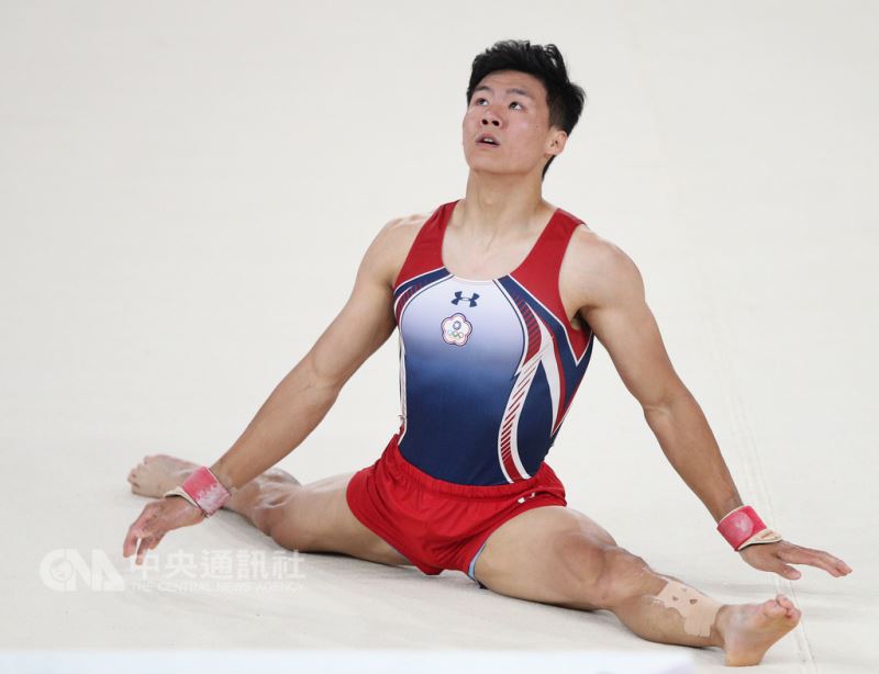 2018雅加達亞運體操男子單項決賽23日進行地板項目,中華隊唐嘉鴻以14.425分拿下銀牌。中央社記者張新偉攝 107年8月23日