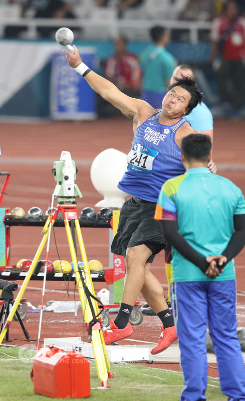 2018雅加達亞運男子鉛球決賽25日晚間登場,中華隊張銘煌(中)第5擲擲出個人今年最佳成績18公尺98,但最終仍以第5名作收。中央社記者張新偉雅加達攝 107年8月25日
