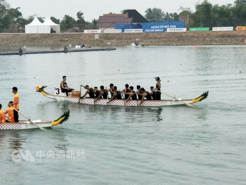 2018雅加達亞運男子龍舟200公尺決賽25日下午登場,中華隊(黑衣)最後以51秒358奪下銀牌。(中華奧會提供)中央社 107年8月25日