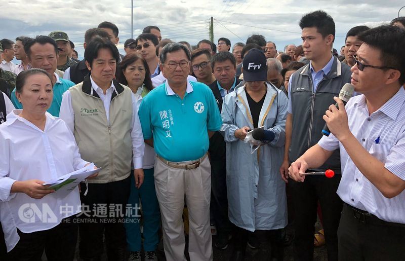 嘉義縣超大豪雨成災,行政院長賴清德25日到嘉義縣埤子頭排水滯洪池預定地視察時表示,一肩扛起治水的成敗,也承擔所有責難。中央社記者黃國芳嘉義縣攝 107年8月25日