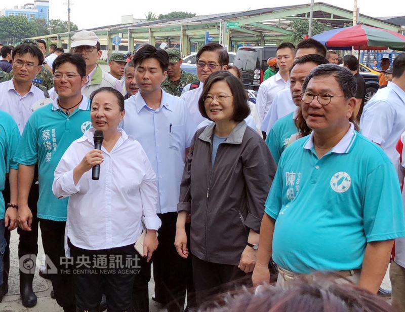 連日大雨讓嘉義地區傳出嚴重災情,總統蔡英文(前右2)25日在嘉義縣長張花冠(前左)等人陪同下到布袋觀光碼頭周邊商圈勘災,了解商家受災情形。中央社記者黃國芳攝 107年8月25日