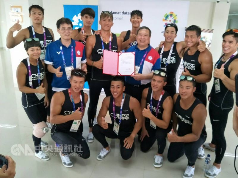2018雅加達亞運男子龍舟200公尺決賽25日下午登場,中華隊終場以51秒358摘銀,賽後開心合影。(中華奧會提供)中央社 107年8月25日