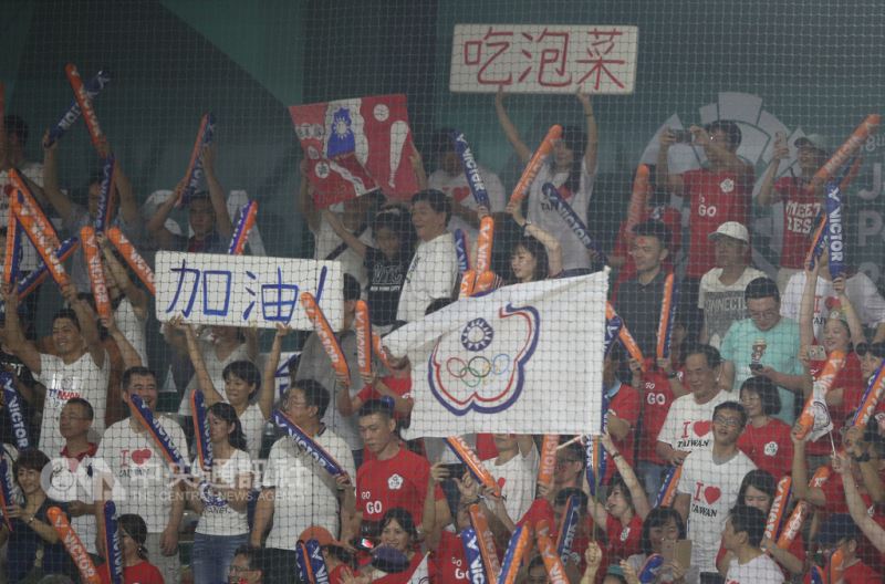 2018雅加達亞運棒球賽程26日起展開,晚間中華隊以2比1擊敗南韓拿下首勝,也是繼2006年杜哈亞運後再度擊敗南韓,嗨翻現場球迷。中央社記者張新偉雅加達攝 107年8月26日