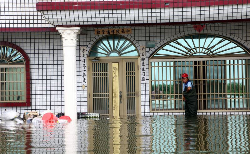 根據嘉義縣災害應變中心統計,截至26日上午,日前豪雨造成的淹水已進入第4天,仍有東石、布袋、義竹及朴子等鄉鎮的14村淹水未消退。圖為東石鄉掌潭村仍是汪洋一片,居民苦不堪言。中央社記者黃國芳攝 107年8月26日