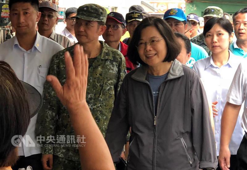 總統蔡英文(右2)26日下午再度前往嘉義縣布袋鎮勘災,因積水已消退,有居民感謝總統的幫忙,也有居民反映淹水的苦楚。中央社記者黃國芳攝 107年8月26日