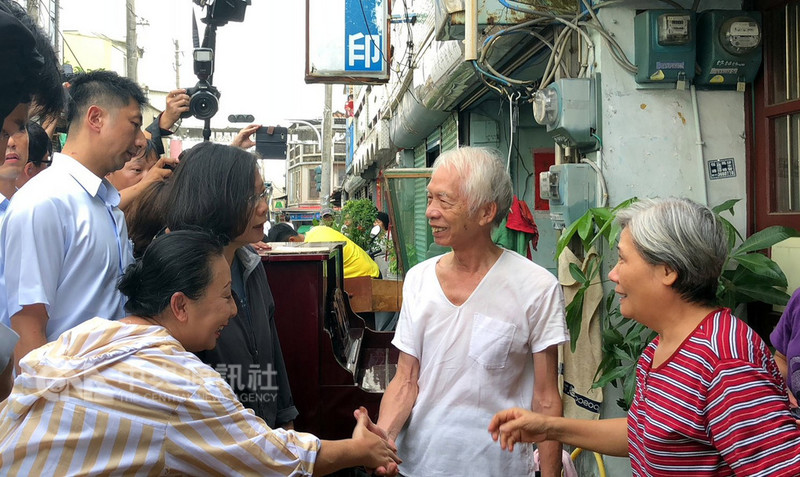 總統蔡英文(左2)26日下午再度前往嘉義縣布袋鎮勘災,因積水已消退,有居民感謝總統的幫忙,讓他們可以清理家園。中央社記者黃國芳攝 107年8月26日