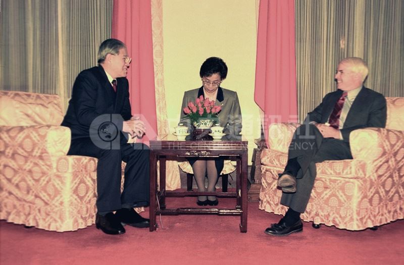 1990年美國聯邦參議員馬侃(右)訪台見總統李登輝,雙方就中美經貿、軍售等問題交換意見。(中央社檔案照片)