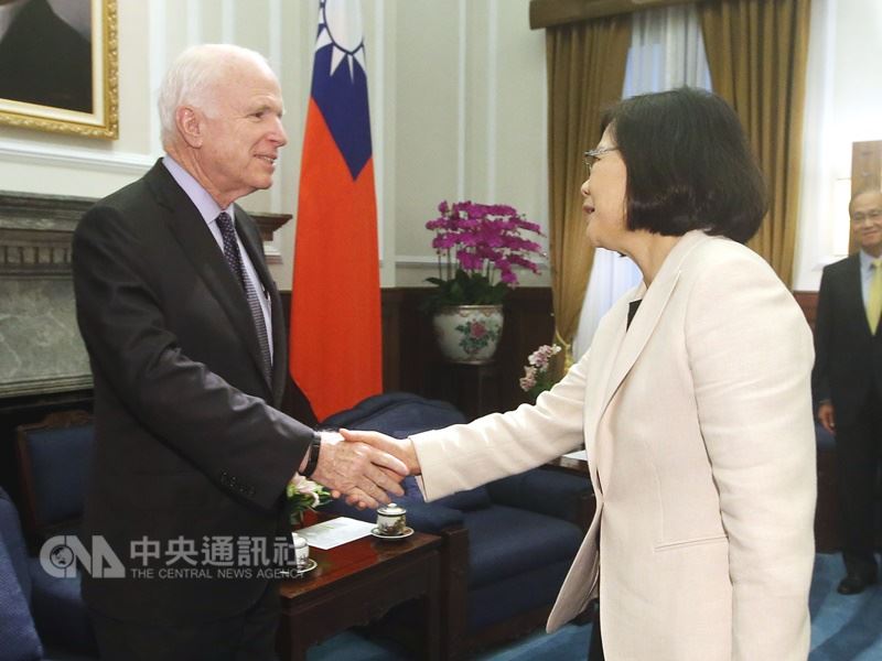總統蔡英文(右)2016年6月在總統府接見美國聯邦參議院軍事委員會主席馬侃,請他們敦促美國行政部門持續售與台灣防禦所需武器,並強化雙邊在軍事安全領域交流與合作。(中央社檔案照片)