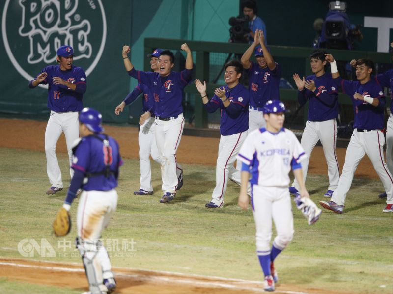 2018雅加達亞運棒球賽程開打,中華隊(藍衣)26日晚間首戰遭遇南韓隊,終場以2比1擊退南韓旗開得勝,全隊士氣大振。中央社記者張新偉雅加達攝 107年8月26日