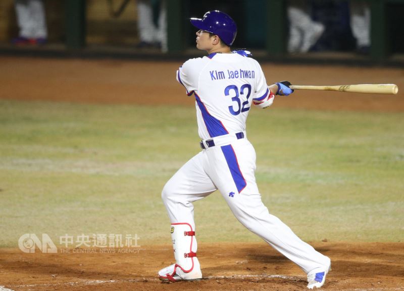 2018雅加達亞運棒球賽事開打,26日晚間中華首戰對南韓,4局下南韓金宰煥敲出一記陽春砲,為球隊破蛋。中央社記者張新偉雅加達攝 107年8月26日