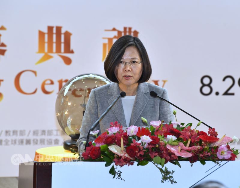 總統蔡英文(圖)29日在台北世貿南港展覽館出席「2018台灣機器人與智慧自動化展覽」開幕典禮,致詞表示,政府積極推動機械產業的智慧化,讓台灣可以成為智慧機械製造的發展中心,也會用整個國家的力量與決心,協助產業朝向高附加價值提升。中央社記者王飛華攝 107年8月29日
