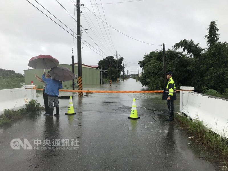 西南氣流再帶來豪雨,屏東29日凌晨雨勢大,上午7時後雨勢才變小,台17線東港警分局前及林邊鄉段仍然封閉中。(東港警分局提供)中央社記者郭芷瑄傳真 107年8月29日