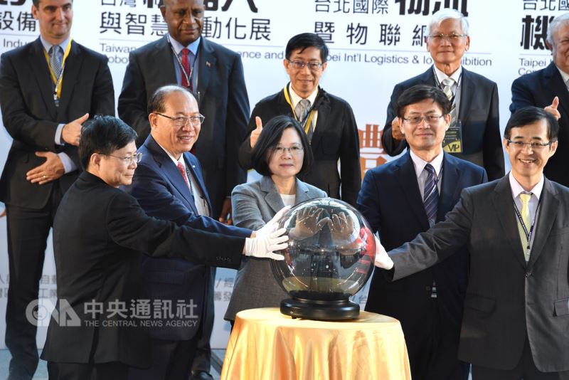 總統蔡英文(前中)29日在台北世貿南港展覽館出席「2018台灣機器人與智慧自動化展覽」,並主持開幕儀式。中央社記者王飛華攝 107年8月29日