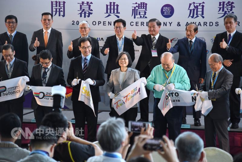 總統蔡英文(前右3)29日在台北世貿南港展覽館出席「2018智慧顯示與觸控及智慧製造與監控辨識聯合展覽開幕暨頒獎典禮」,並為活動剪綵。中央社記者王飛華攝 107年8月29日