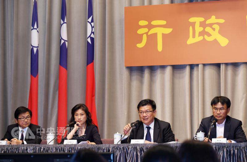行政院30日舉行院會後記者會,農委會副主委陳吉仲(右起)、經濟部次長曾文生、行政院發言人Kolas Yotaka、交通部次長祁文中出席。中央社記者施宗暉攝 107年8月30日