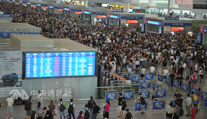 陸方開放台灣人申領居住證,過去不方便的開戶理財、訂票似乎有了解決之法,但多數在陸台灣人現仍持「再觀望看看」態度。圖為成都東站候車大廳的擁擠情況。(中新社提供)中央社 107年8月31日