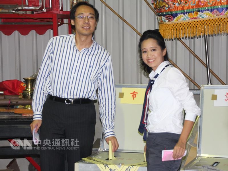 楊偉中的妻子陳以真(右)曾是年代新聞主播、行政院青年輔導委員會主任委員,103年代表國民黨參選嘉義市長,但沒有當選。圖為兩人投票時合影。(中央社檔案照片)