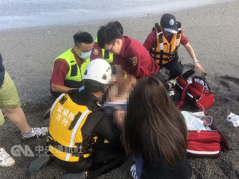 宜蘭縣消防局2日下午表示,南方澳內埤海灘2人溺水意外,其中一名女童自行上岸,但另一名男子救起時已無生命徵象,送往蘇澳榮民醫院急救。(翻攝畫面)中央社記者王朝鈺傳真 107年9月2日