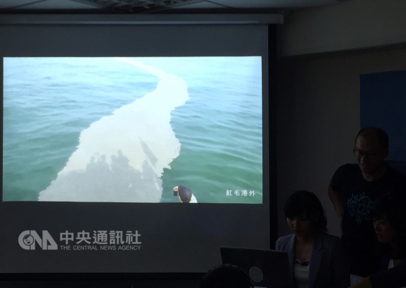 黑潮海洋文教基金會4日公布繞台一圈、51個測點的「島航計畫」海漂垃圾調查結果,高雄紅毛港外海泡沫汙染物質酚含量超標,恐讓生物滅絕。中央社記者楊淑閔攝 107年9月4日