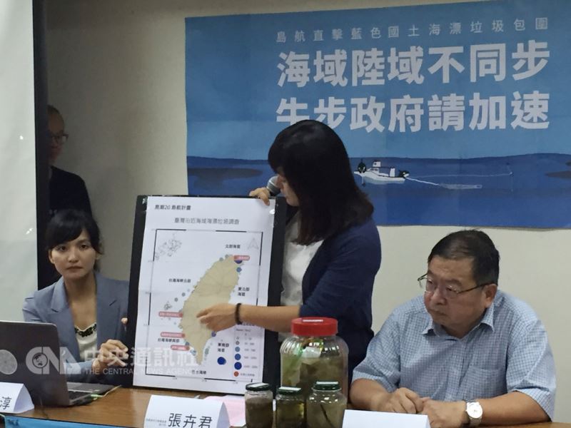 黑潮海洋文教基金會分析繞台51測點海漂垃圾,每平方公里0到1958件,前10名167件以上,前3名都比一般國家的密度高,僅次於太平洋熱帶環流及麻六甲海峽。中央社記者楊淑閔攝 107年9月4日