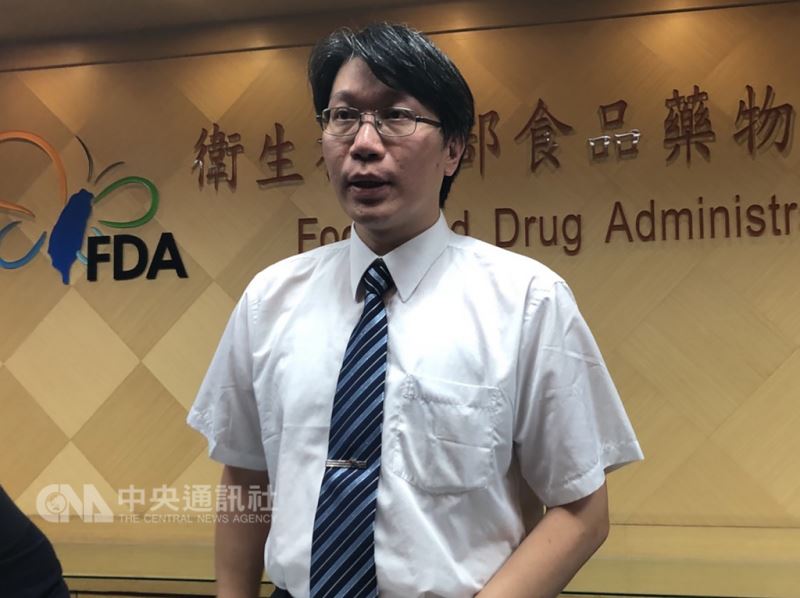 衛福部食藥署食品組副組長魏任廷(圖)表示,亞培原味安素等6款鐵罐產品截至今年8月,共接獲629件產品變質的客訴案件,且業者無法證明產品安全無虞,因此從7日下午5時起全台進行預防性下架。中央社記者張茗喧攝 107年9月7日
