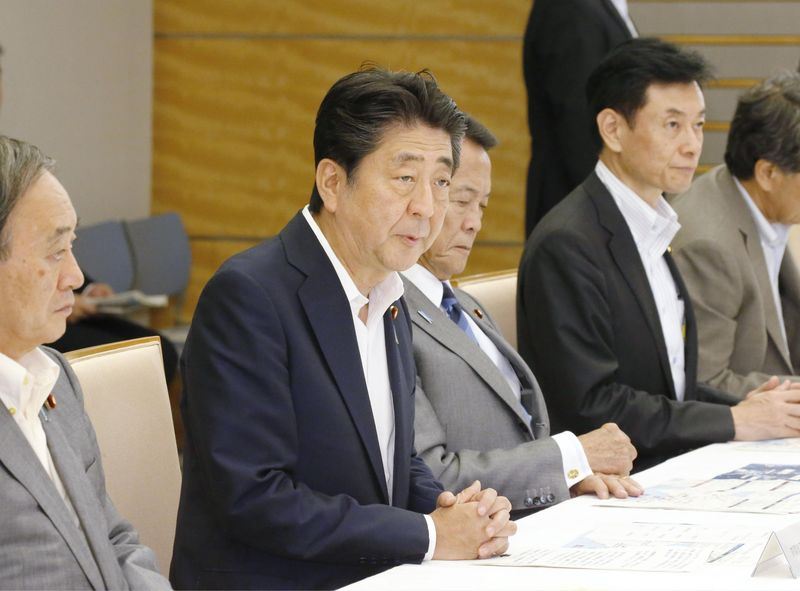日本接連發生風災跟震災,總統蔡英文透過推特以日文慰問;日本首相安倍晉三(左2)也用中文回覆說,非常感謝台灣老朋友的真心慰問。圖為安倍晉三與內閣商討地震救災事宜。(檔案照片/共同社提供)