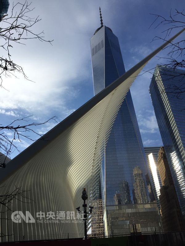 911恐攻後重建的世貿大樓矗立華爾街金融圈,是紐約浴火重生的精神地標。(中央社檔案照片)