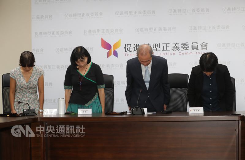 促進轉型正義委員會12日下午召開記者會,主委黃煌雄(右2)出席,針對媒體報導促轉會副主委張天欽在非正式會議中的言論,造成社會紛擾,向社會大眾致歉。 中央社記者張皓安攝 107年9月12日