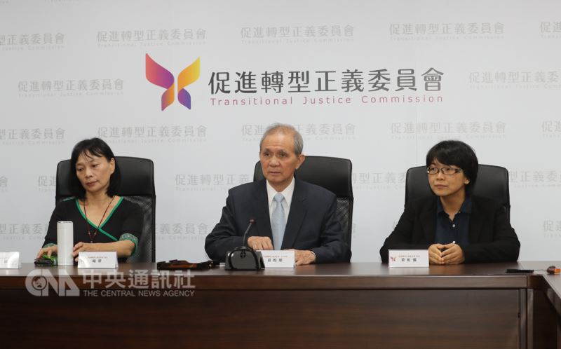 促進轉型正義委員會12日下午召開記者會,主委黃煌雄(中)出席,就媒體報導指促轉會副主委張天欽淪為選戰打手,向大眾說明。 中央社記者張皓安攝 107年9月12日