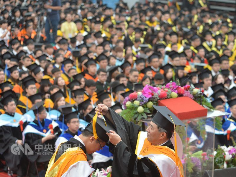 英國高等教育調查公司QS公布2019大學畢業生就業力排行榜,台灣有8所大學上榜,排名最高的國立台灣大學第81名。圖為台灣大學畢業典禮一景。(中央社檔案照片)