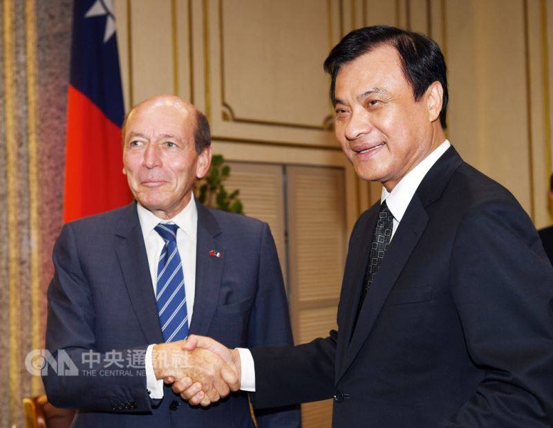 立法院長蘇嘉全(右)13日接見法國國民議會友台小組議員艾畢雍(Michel Herbillon)(左)一行,2人握手致意。中央社記者施宗暉攝 107年9月13日