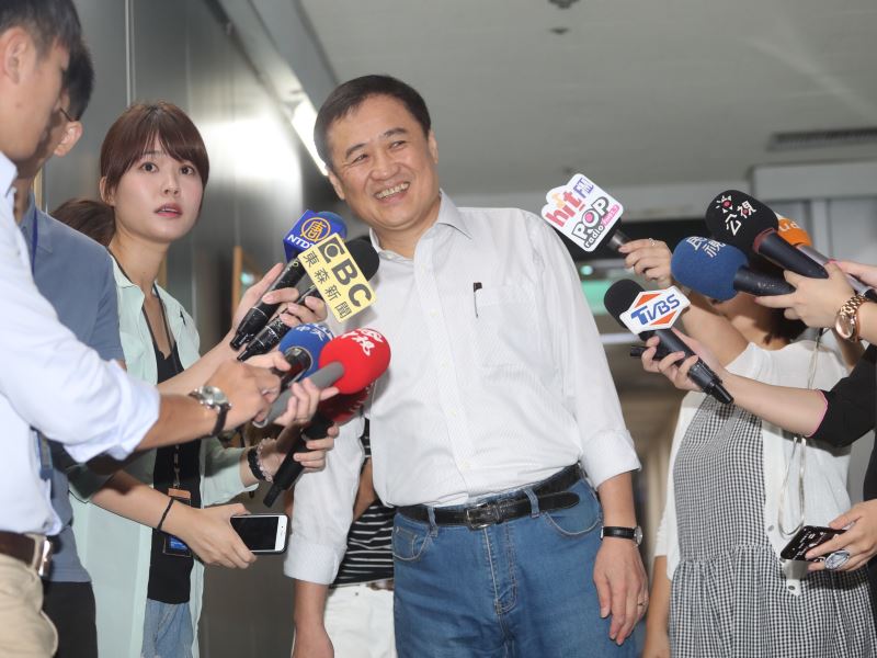 陳景峻辭北農董事長 台北市副市長陳景峻（中）14日上午在台北市政府舉行記者會，宣布將辭台北農產運銷公司董事長一職。 中央社記者裴禛攝 107年9月14日