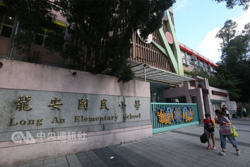 台北市龍安國小14日起恢復圖書館借閱英國兒童小說「穿裙子的男孩(The Boy in the Dress)」,並鼓勵老師們,若認為可以結合課程,也能將書介紹給孩子或為小朋友導讀。中央社記者吳家昇攝 107年9月14日