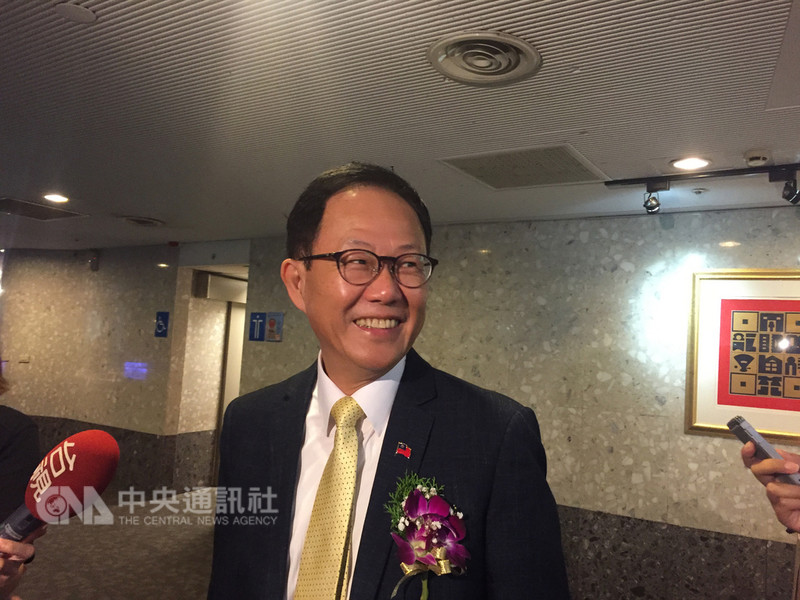 國民黨台北市長參選人丁守中15日前往參加中正獎學金基金會頒獎典禮,他說,當選後,將推動設籍在台北市的學生就學貸款零利率等青年政見。中央社記者劉建邦攝 107年9月15日