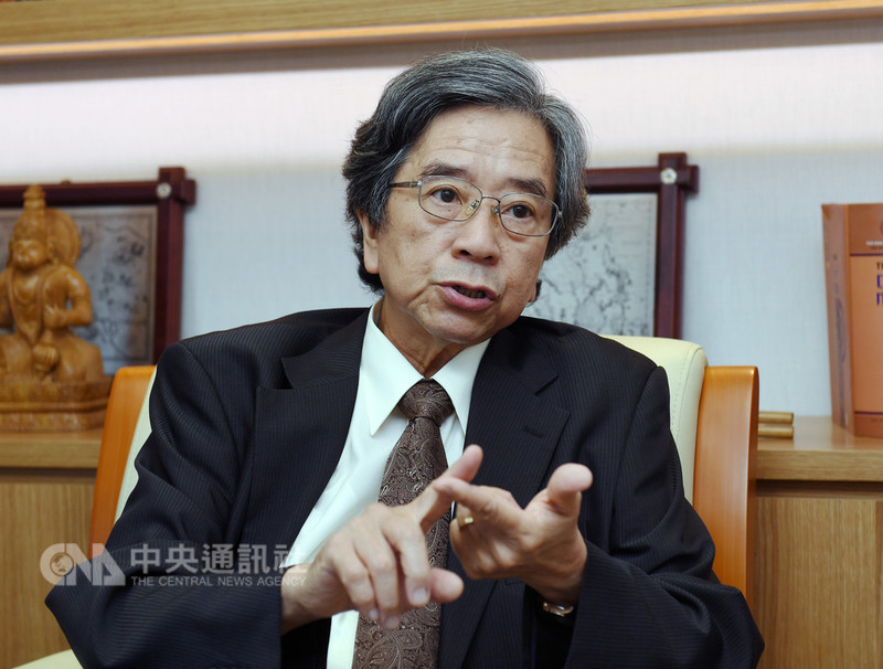 台灣亞洲交流基金會董事長蕭新煌接受中央社記者專訪時表示，善待外配、善待移工也與新南向政策有關。中央社記者施宗暉攝　107年9月15日