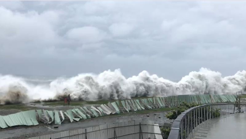 颱風山竹雖未直接侵台，但外圍環流影響台灣東部地區 ，15日更在台東近海掀起巨浪，台東市海濱公園可見驚 人大浪打上岸，怵目驚心。 （民眾提供） 中央社記者盧太城傳真　107年9月15日